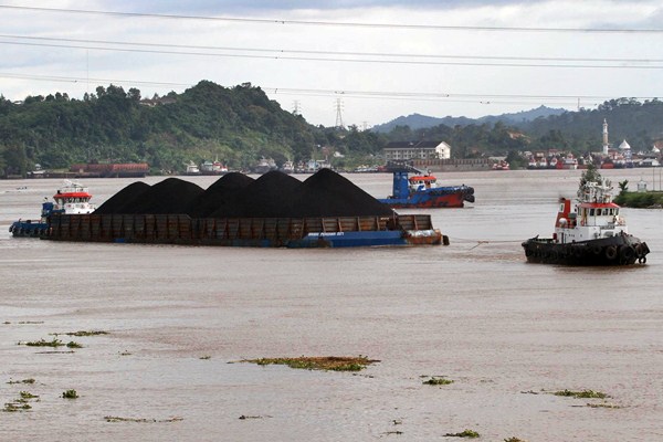 Kapal tongkang pengangkut batu bara melintasi sungai Mahakam, di Samarinda, Kalimantan Timur, Minggu 23/4)./JIBI-Paulus Tandi Bone