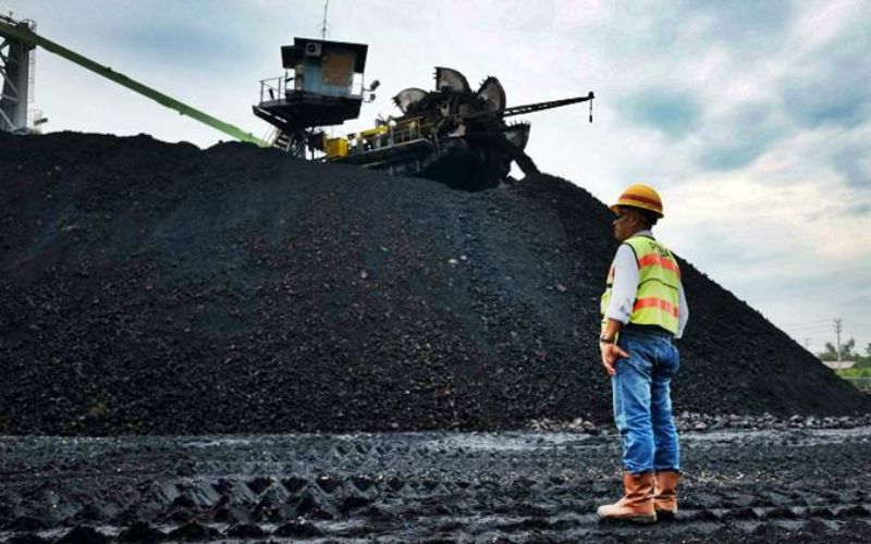 Petugas mengawasi proses penimbunan batu bara di Tambang Air Laya, Tanjung Enim, Sumatra Selatan, Minggu (3/3/2019)./Bisnis-Felix Jody Kinarwan