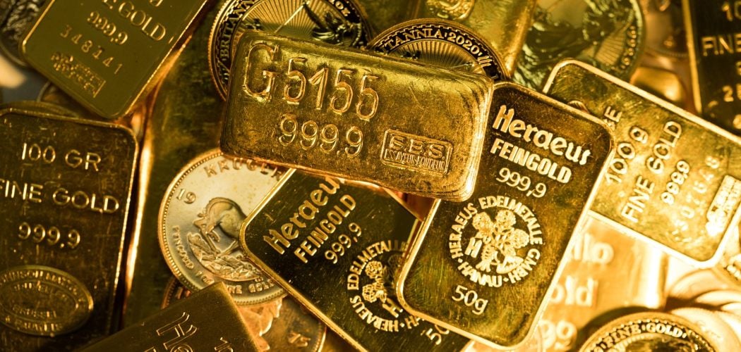 Tumpukan emas dengan berat dan ukuran yang berbeda-beda dijual di Gold Investments Ltd. di London, Inggris, Rabu (29/7/2020)./Bloomberg-Chris Ratcliffe