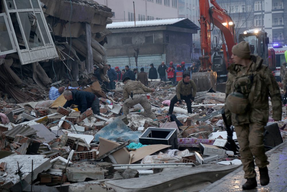 Orang-orang mencari korban selamat di bawah reruntuhan setelah gempa bumi di Diyarbakir, Turki 6 Februari 2023. REUTERS/Sertac Kayar