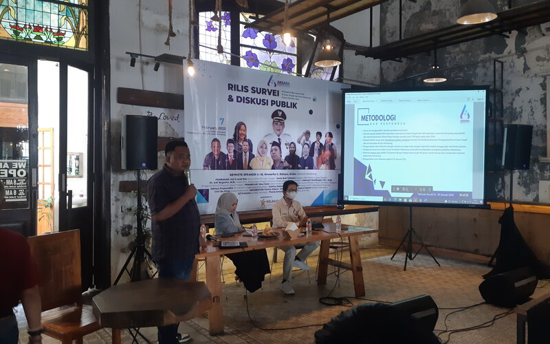 Direktur Eksekutif Aksara Research and Consulting, Hendri Kurniawan (kiri), saat memaparkan hasil survei tentang persepsi politik anak muda di Jawa Tengah pada Selasa (7/2/2023)./Bisnis-Muhammad Faisal Nur Ikhsan.