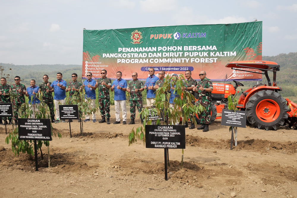 Direktur Utama PKT Rahmad Pribadi melakukan penanaman pohon bersama Pangkostrad dalam program community forest. /JIBI-Istimewa