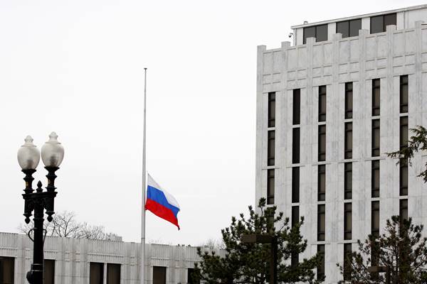 Bendera Federasi Rusia di Kedutaan Besar Rusia di Washington, Amerika Serikat./Reuters