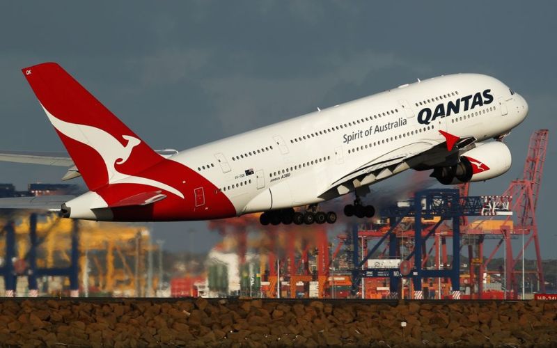 Pesawat Airbus SAS A380 yang dioperasikan oleh Qantas Airways lepas landas di Bandara Sydney, Australia./Bloomberg.