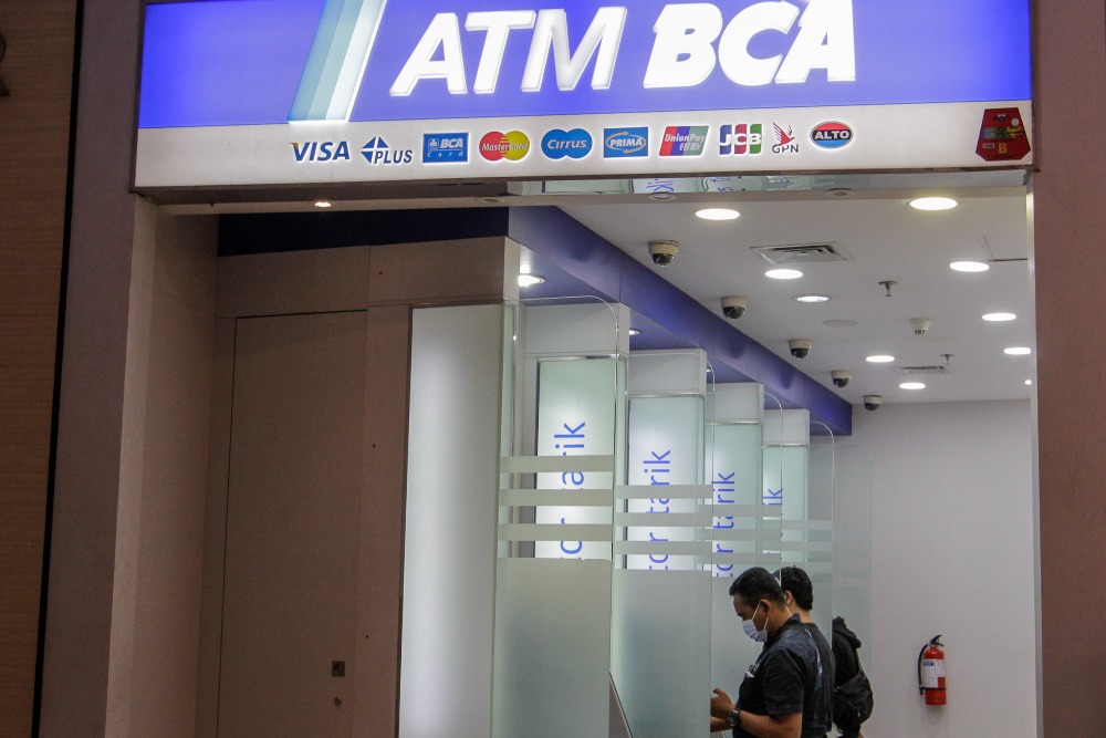 Nasabah melakukan transaksi melalui mesin anjungan tunai mandiri (ATM) PT Bank Central Asia Tbk. (BBCA) di Jakarta, Kamis (5/1/2023). /Bisnis-Fanny Kusumawardhani
