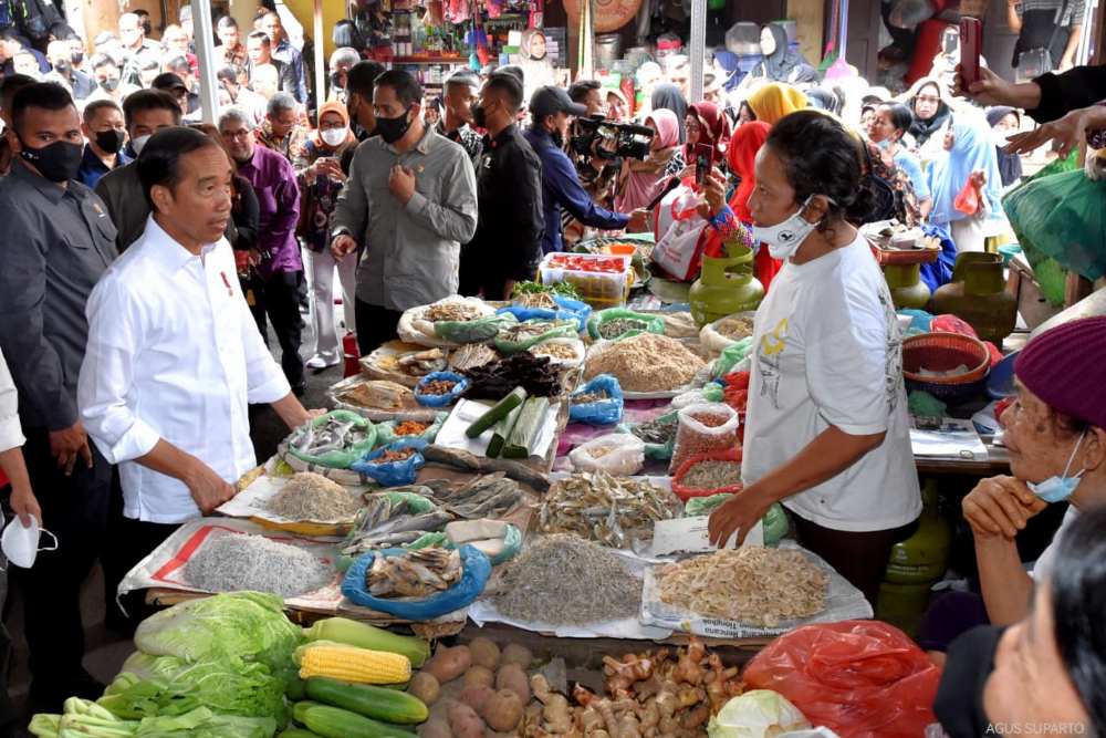 Kunjungi Pasar Bakti Medan, Jokowi Cek Harga Bahan Pokok dan Bagikan BLT / Setpres
