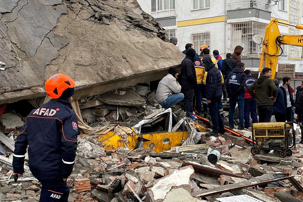 Petugas penyelamat mencari korban selamat di bawah reruntuhan setelah gempa bumi di Diyarbakir, Turki, Senin (6/2/2023). REUTERS/Sertac Kayar