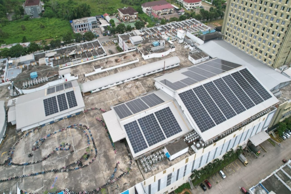 Pemasangan instalasi PLTS Atap di salah satu gedung pusat perbelanjaan di Palembang 
