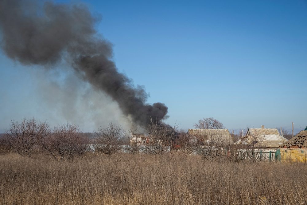Sebuah rumah terbakar setelah serangan militer Rusia, saat serangan Rusia di Ukraina berlanjut, di dekat Kota Vuhledar, wilayah Donetsk, Ukraina 27 Januari 2023. REUTERS/Oleksandr Ratushniak