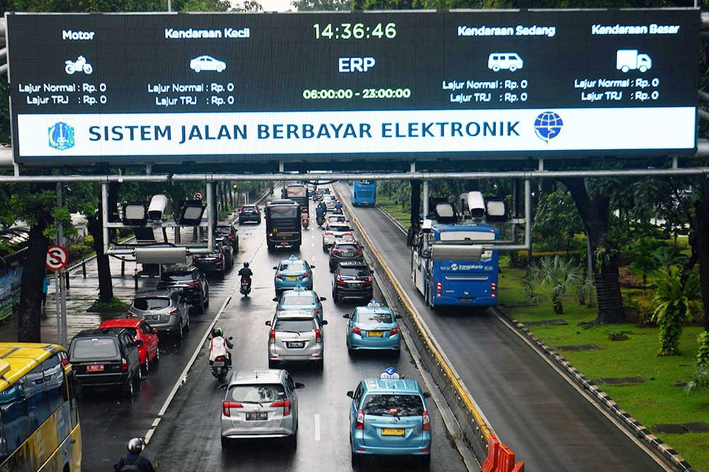 Pengendara melintasi di jalan yang akan diterapkan sebagai jalan berbayar di Jakarta. Bisnis/Abdurachman