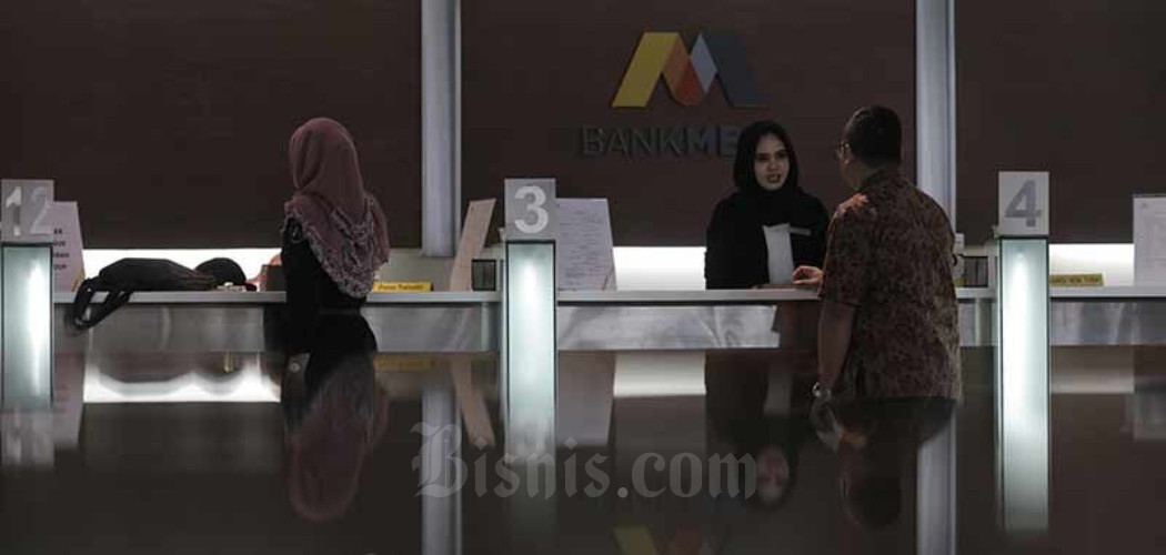 Karyawan melayani nasabah di salah satu kantor cabang PT Bank Mega Tbk. (MEGA) di Jakarta, Selasa (2/7/2019). - Bisnis/Nurul Hidayat\\r\\n