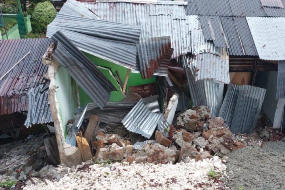 Kerusakan rumah warga akibat gempabumi dengan magnitudo (M) 5,4 yang mengguncang Kota Jayapura, Papua, Kamis (9/2/2023) - BPBD Kota Jayapura.