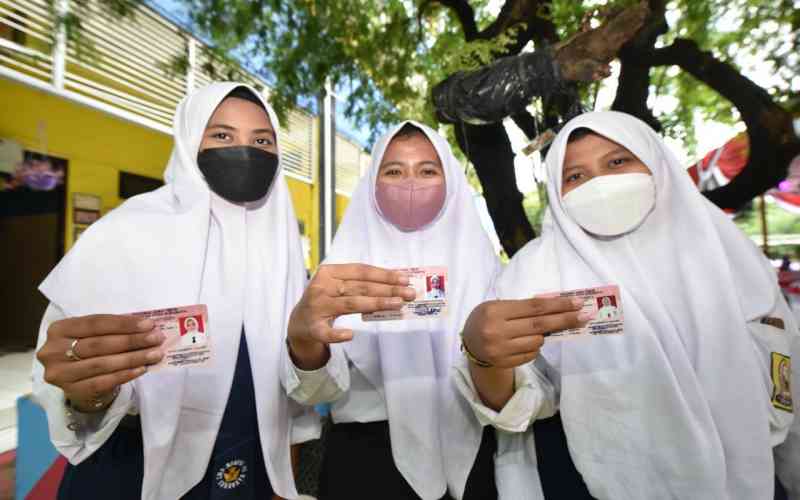 Pelajar menunjukkan Kartu Identitas Anak (KIA) Surabaya./Dok. Pemkot Surabaya