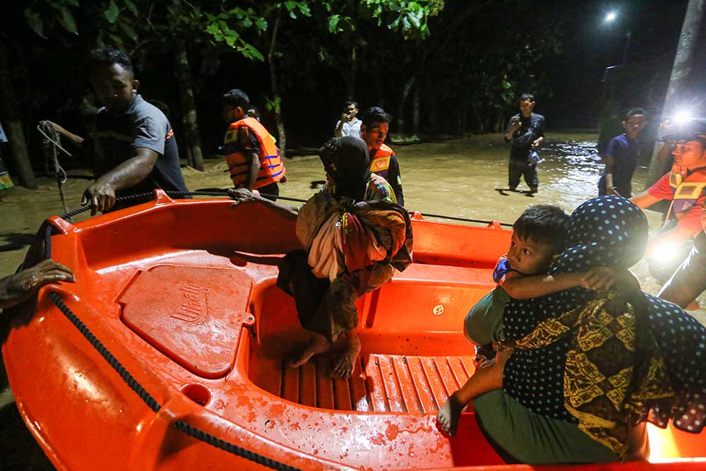  Petugas BPBD Aceh Besar Melakukan Evaksuasi Warga Yang Terjebak Banjir di Aceh