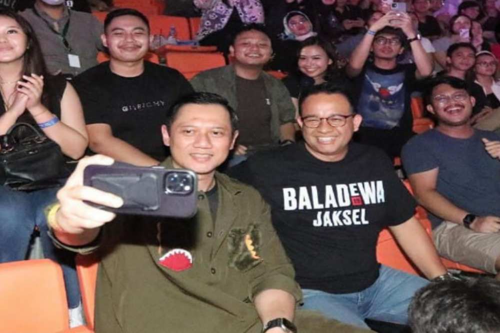 Momen Agus Harimurti Yudhoyono (AHY) dan Anies Baswedan menonton konser Dewa 19 di JIS  -  Instagram @agusyudhoyono