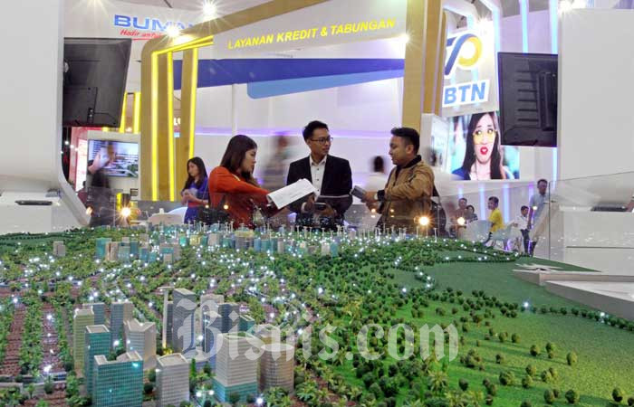 Pengunjung mencari informasi mengenai kredit hunian dalam pameran Indonesia Properti Expo 2020 di Jakarta, Selasa (18/2/2020). Bisnis/Arief Hermawan P