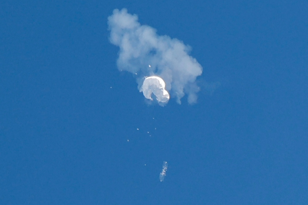 Balon mata-mata China yang dicurigai melayang ke laut setelah ditembak jatuh di lepas pantai di Pantai Surfside, Carolina Selatan, Amerika Serikat (AS) pada 4 Februari 2023. REUTERS/Randall Hill