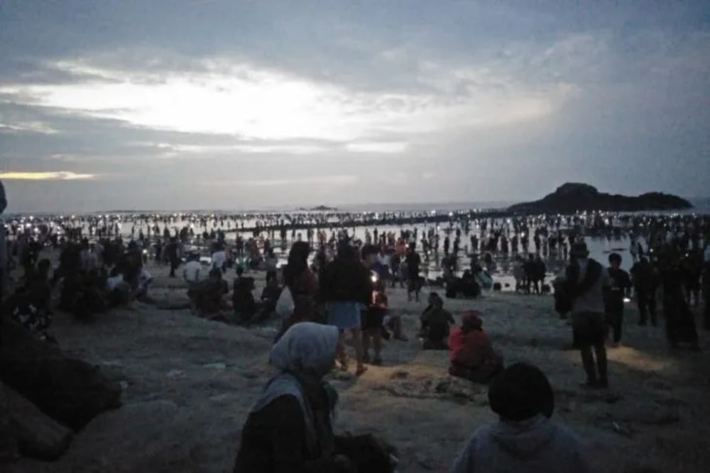 Warga saat menangkap cacing laut di Pantai Seger, Kabupaten Lombok Tengah, NTB, Sabtu (11/2/2023) pada puncak Festival Bau Nyae 2023./Antara-Akhyar.