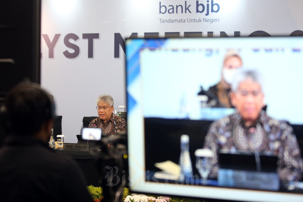 Direktur Utama PT Bank Pembangunan Daerah Jawa Barat dan Banten Tbk (Bank BJB) Yuddy Renaldi (tengah) menyampaikan pemaparan pada acara Analyst Meeting Kuartal 2/2022 secara virtual, di Menara Bank BJB, Bandung, Jawa Barat, Rabu (27/7/2022)./Bisnis - Rachman