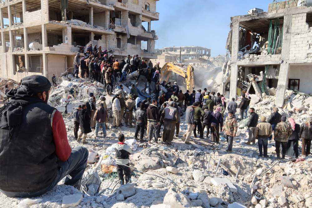 Petugas penyelamat mencari korban selamat di tengah reruntuhan bangunan di Kota Jindayris yang dikuasai pemberontak, Suriah pada 9 Februari. Bloomberg /AFP/Getty Images