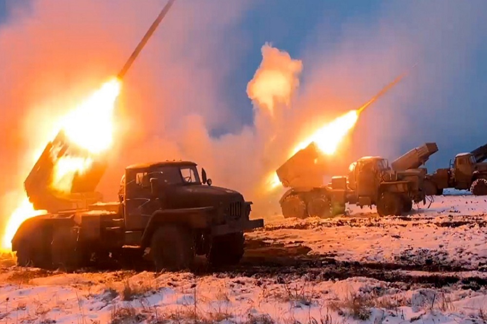 PERANG RUSIA VS UKRAINA. Pasukan militer Rusia menembakkan Rudal ke wilayah Ukraina/ The Moscow Times.