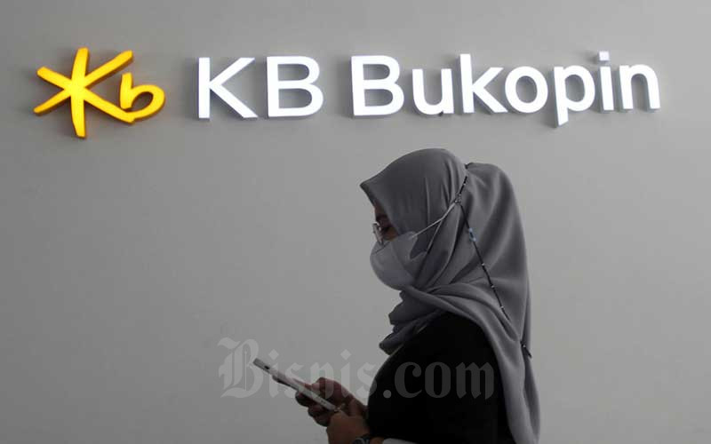 Nasabah melintasi logo Bank KB Bukopin di Makassar, Sulawesi Selatan, Rabu (26/1/2022). /Bisnis-Paulus Tandi Bone