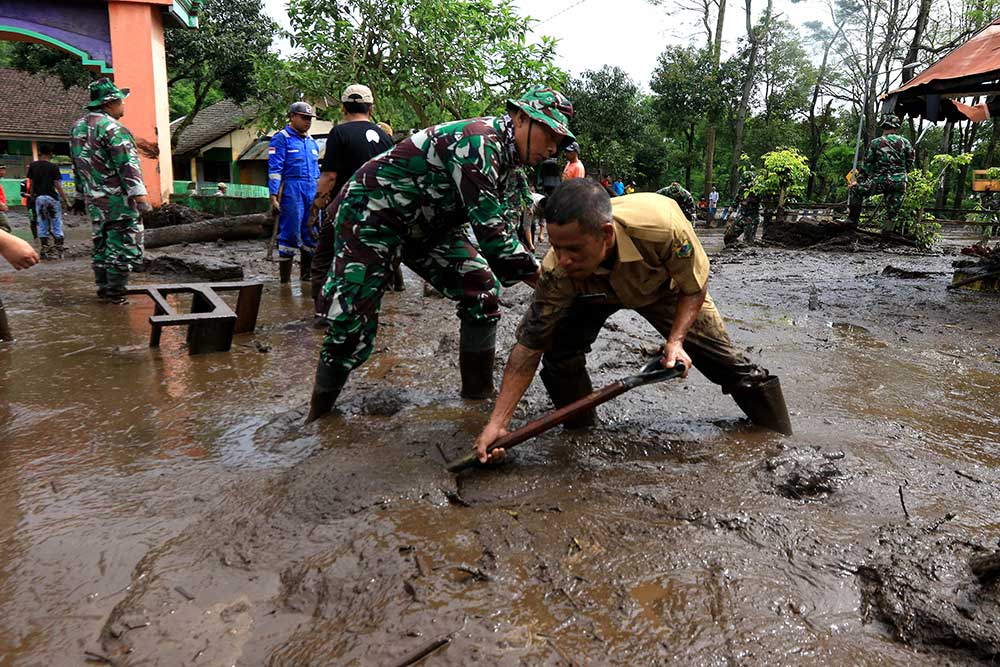  Banjir Bandang Terjang Sekolah di Bondowoso Jawa Timur