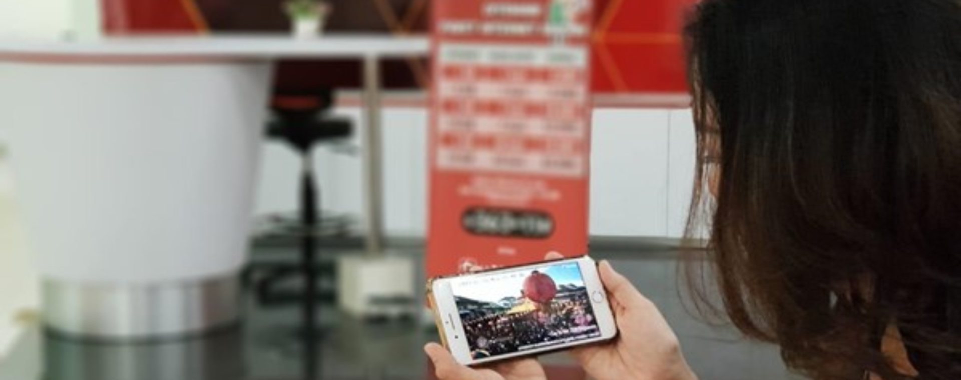 Pengguna Telkomsel menyaksikan perayaan Cap Go Meh di Singkawang menggunakan aplikasi Maxstream/Telkomsel. Gelontoran Dana Para Taipan untuk Bisnis Video on Demand