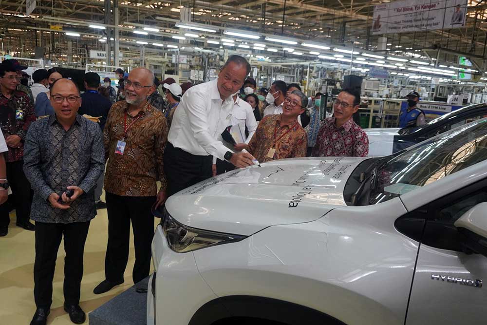  Menperin Agus Kartasasmita Lepas Ekspor Perdana Kijang Innova Zenix Produksi Toyota Indonesia