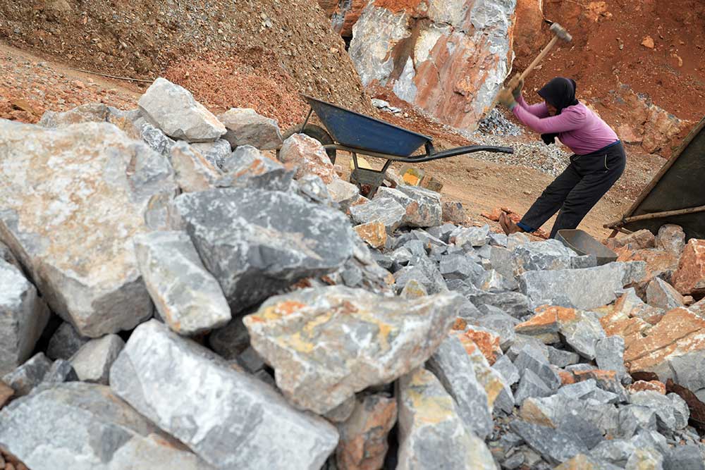  Melihat Lebih Dekat Para Pemecah Batu Gunung di Konawe Selatan