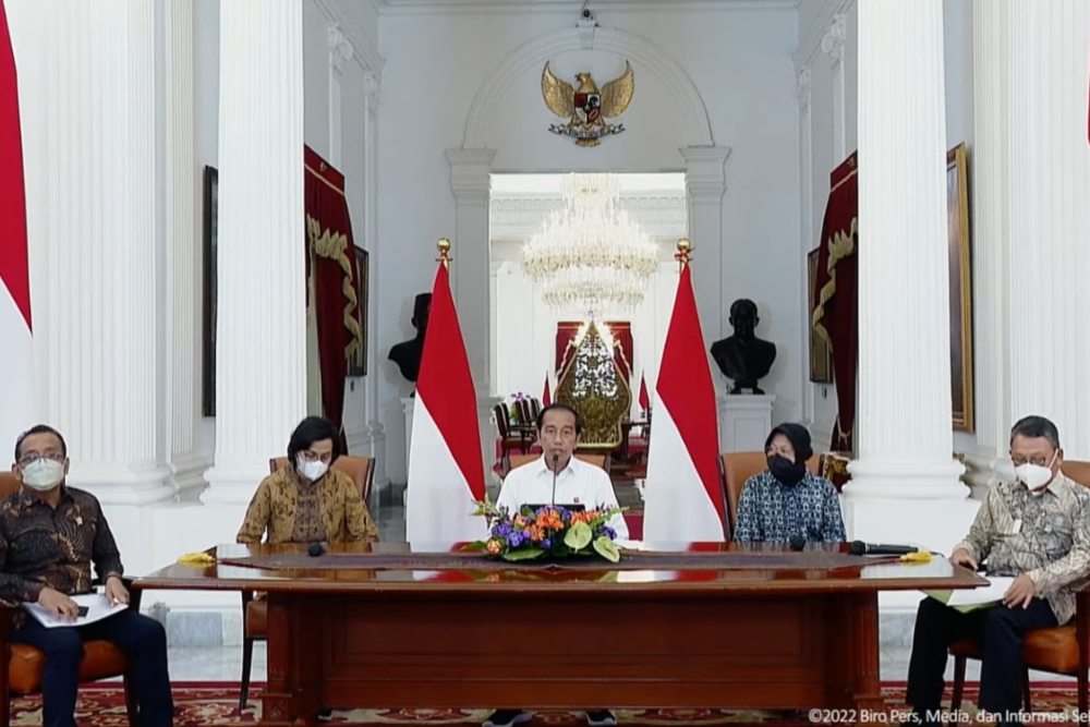 Presiden Jokowi didampingi sejumlah menteri menyampaikan pernyataan perihal pengalihan subsidi BBM, Sabtu (3/9/2022), di Istana Merdeka, Jakarta - BPMI Setpres.