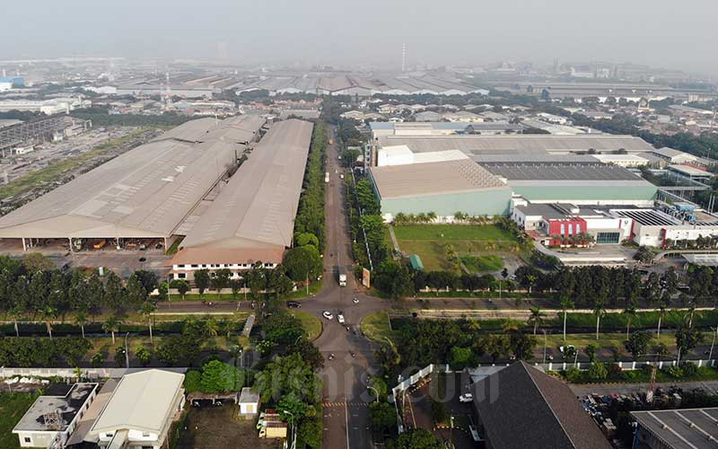 Foto aerial kawasan industri Jababeka di Cikarang, Jawa Barat. Jababeka (KIJA) menargetkan penjualan pemasaran atau marketing sales Rp2 triliun pada 2023, naik 16 persen dibandingkan realisasi 2022. Bisnis/Himawan L Nugraha