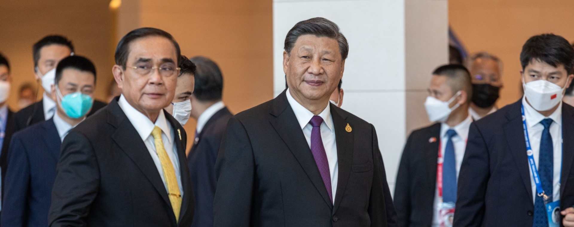 Prayuth Chan-Ocha, Perdana Menteri Thailand, kiri, dan Xi Jinping, Presiden China, tiba di KTT Kerja Sama Ekonomi Asia-Pasifik (APEC) di Bangkok, Thailand, pada Jumat (18/11/2022). Bloomberg - Andre Malerba