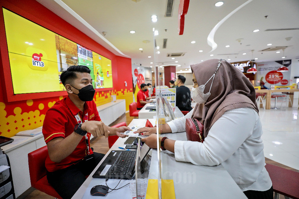 Karyawan melayani pelanggan di gerai PT Indosat Tbk. (ISAT) atau Indosat Ooredoo Hutchison di Jakarta, Rabu (28/9/2022). Bisnis/Eusebio Chrysnamurti