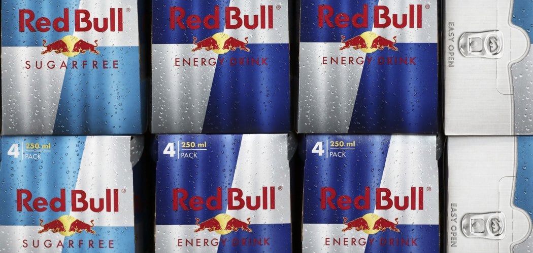 Deretan karton minuman berenergi Red Bull dipajang di sebuah supermarket di Redhill, Inggris, Selasa (27/3/2018). - Bloomberg/Simon Dawson