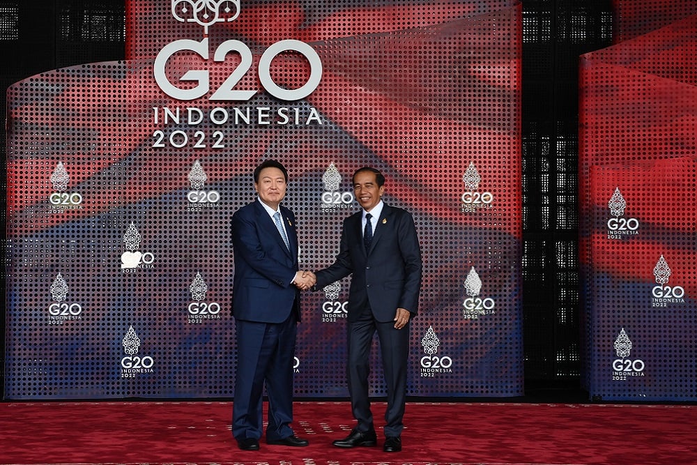 Presiden Joko Widodo berjabat tangan dengan Presiden Korsel Yoon Suk/yeol sebelum pembukaan KTT G20 Bali yang digelar 15/16 November 2022. Dok. BPMI Setpres RI.