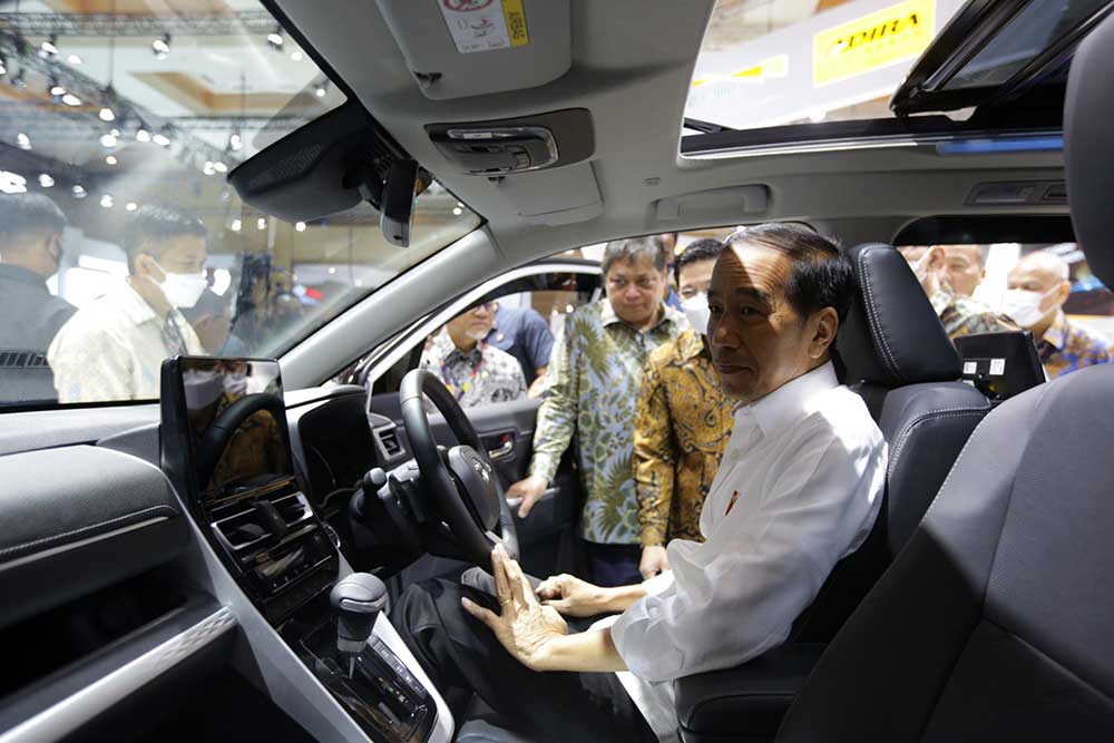  Presiden Joko Widodo Kunjungi Booth Toyota di IIMS 2023