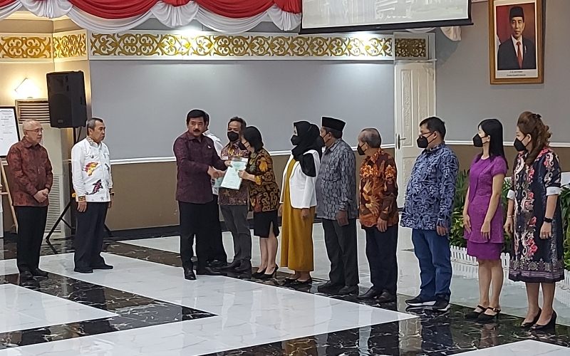  Kunker ke Provinsi Riau, Menteri ATR/BPN Serahkan Sertifikat Tanah