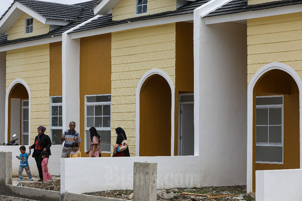 Calon pembeli mengunjungo proyek pembangunan rumah di Bogor, Jawa Barat, Minggu (5/2/2023). PT Bank Tabungan Negara (Persero) Tbk. (BBTN) targetkan mampu mendukung pembiayaan perumahaan hingga rasio jumlah kebutuhan rumah (backlog) yang mencapai 12,75 unit dapat diatasi./Bisnis-Abdurachman