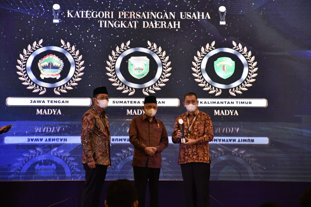 Wakil Gubernur Kaltim Hadi Mulyadi (kanan) menerima penghargaan untuk Kategori Kemitraan Tingkat Daerah dalam anugerah KPPU Award dari Wakil Presiden Maruf Amin (tengah)./Istimewa