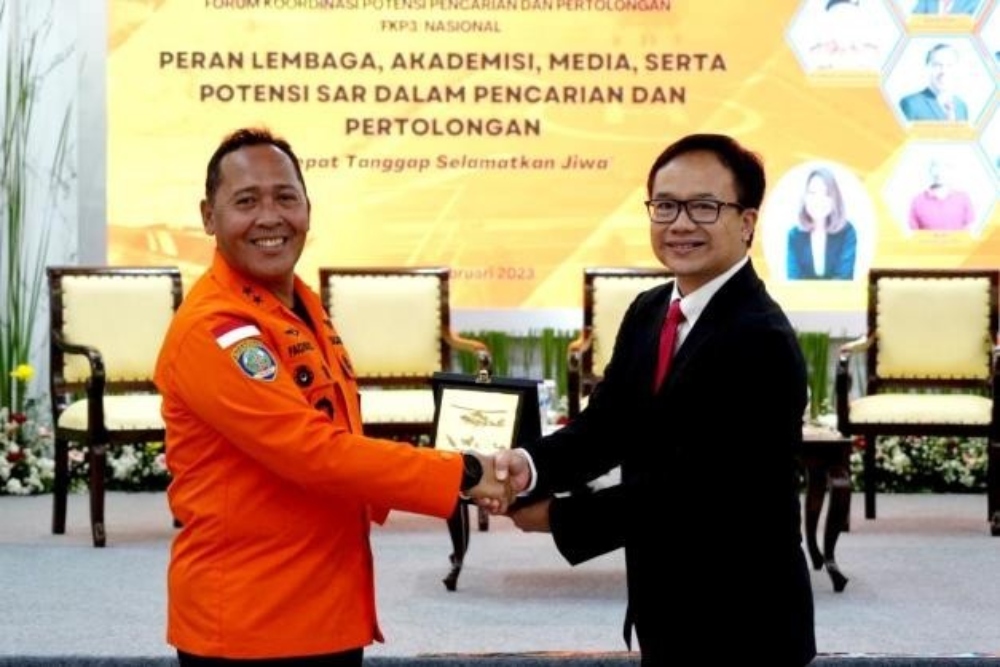 PT Freeport Indonesia (PTFI) menerima penghargaan Search and Rescue (SAR) Award dari Badan Nasional Pencarian dan Pertolongan (Basarnas) atas dukungan perusahaan terhadap upaya penyelenggaraan operasi pencarian dan pertolongan di Indonesia./Istimewa