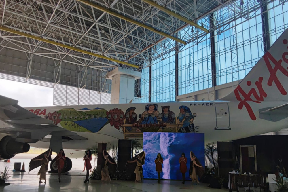 Desain corak (livery) pada pesawat AirAsia Indonesia dengan tema Lake Toba & Beyond yang resmi diluncurkan hari ini, Jumat di Hangar 4 GMF AeroAsia, Soekarno-Hatta, Tangerang, Jumat (17/2/2023). / BISNIS - Lorenzo Anugrah