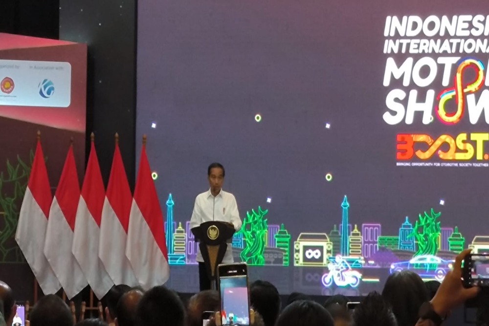 Presiden Republik Indonesia Joko Widodo (Jokowi) resmi membuka pameran otomotif Indonesia International Motor Show atau IIMS 2023 di JIExpo Kemayoran pada Kamis (16/2/2023)/Bisnis-Anshary Madya Sukma