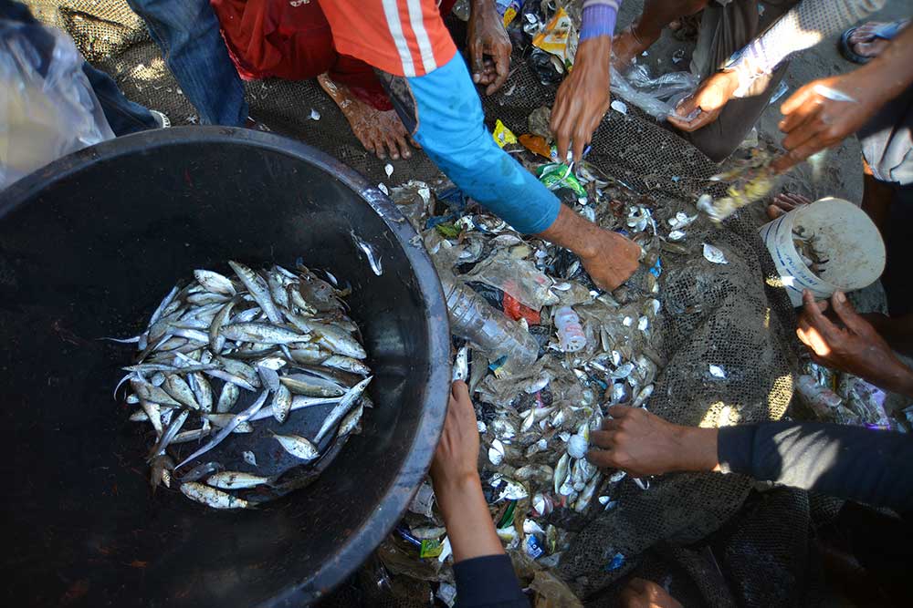 Nelayan di Sumbar Mengeluhkan Banyaknya Sampah Plastik di Area Penangkapan Ikan