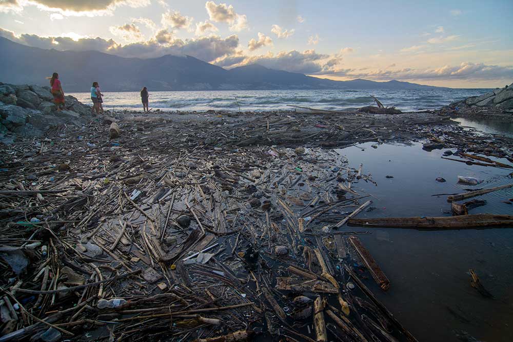  Kawasan Wisata Pantai Teluk Palu Dipenuhi Sampah