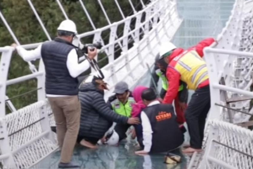Tangkapan layar video viral Gubernur Jatim Khofifah terjatuh di jembatan kaca bromo/Twitter