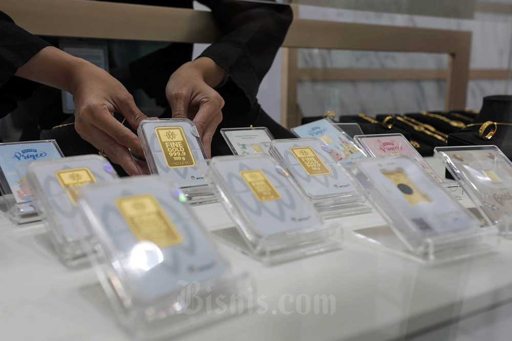 Pegawai melayani pengunjung memilih emas 24 karat di kantor Antam, Jakarta, Senin (25/7/2022). Bisnis/Himawan L Nugraha