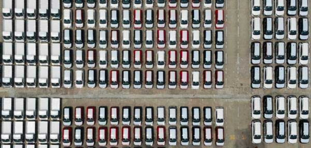 Mobil siap ekspor diparkir di kawasan PT Indonesia Kendaraan Terminal Tbk (IPCC) di Jakarta, Rabu (12/9/2018)./JIBI-Abdullah Azzam