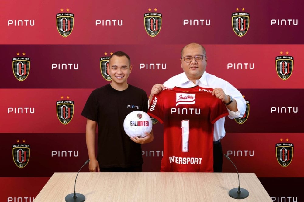 Emiten klub sepak bola, PT Bali Bintang Sejahtera Tbk. (BOLA) atau lebih dikenal dengan Bali United menggandeng aplikasi kripto PT Pintu Kemana Saja atau Pintu sebagai sponsor terbarunya pada Liga 1 musim kompetisi 2022/2023.