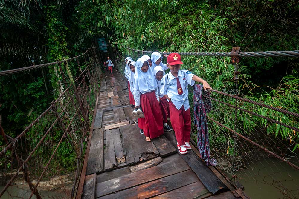  Siswa di Lebak Nekat Lewati Jembatan Gantung Yang Rusak Saat Berangkat Sekolah